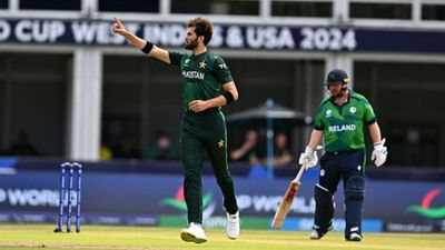 PAK vs IRE : शाहीन के कहर से 106 रन ही बना सकी आयरलैंड, पाकिस्तान ने गिरते-पड़ते बाबर आजम की पारी से 3 विकेट से जीता आखिरी मैच आयरलैंड के सामने विकेट लेने के बाद शाहीन अफरीदी