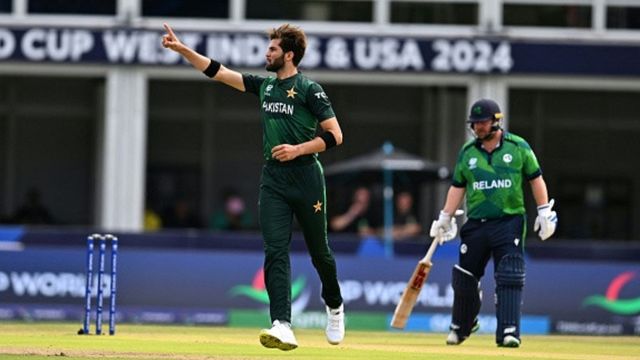 PAK vs IRE : शाहीन के कहर से 106 रन ही बना सकी आयरलैंड, पाकिस्तान ने गिरते-पड़ते बाबर आजम की पारी से 3 विकेट से जीता आखिरी मैच आयरलैंड के सामने विकेट लेने के बाद शाहीन अफरीदी