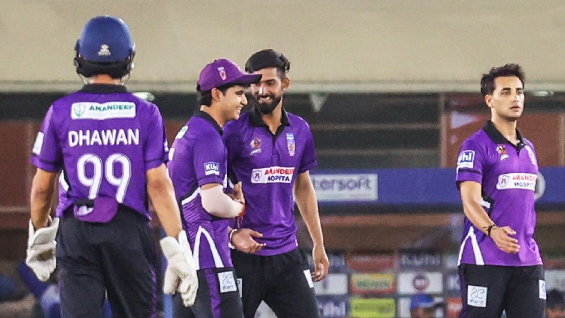 Sher E Punjab T20 Cup 2024 में मैच के दौरान टीम के खिलाड़ियों संग अभिषेक शर्मा 