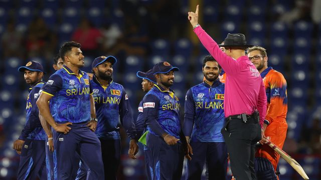 SL vs NED: श्रीलंका ने 2007 के बाद T20 World Cup में अपनी सबसे बड़ी जीत के साथ ली टूर्नामेंट से विदाई, नेदरलैंड्स को 83 रन से हराया नेदरलैंड्स के पॉल वैन मीकरेन को आउट का इशारा करते अंपायर. मीकरेन के विकेट के साथ ही नेदरलैंड्स की टीम ऑलआउट हो गई.