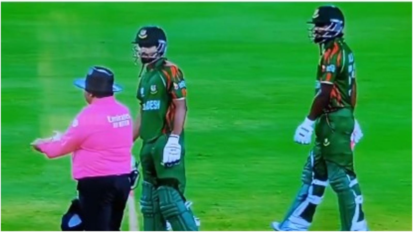 T20 WC 2024: बांग्लादेश- नेपाल मैच में बल्लेबाज ने की अजीबो-गरीब हरकत, DRS लेने के लिए ड्रेसिंग रूम की तरफ देखा, फैंस ने उठाए सवाल, VIDEO T20 WC 2024: बांग्लादेश- नेपाल मैच में बल्लेबाज ने की अजीबो-गरीब हरकत, DRS लेने के लिए ड्रेसिंग रूम की तरफ देखा, फैंस ने उठाए सवाल, VIDEO