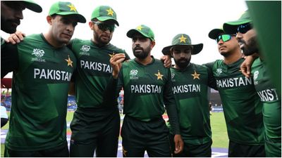 T20 WC 2024: पाकिस्तान की हार के बाद इन 5 खिलाड़ियों के साथ जानें क्यों अमेरिका में ही रुके बाबर आजम, बाकी टीम ने पाकिस्तान के लिए भरी उड़ान टीम से बात करते हुए बाबर आजम