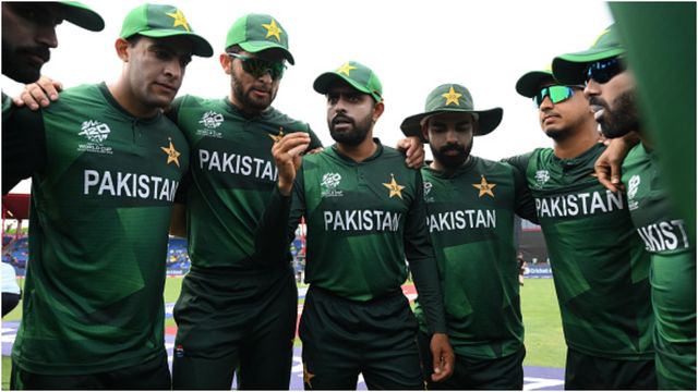 T20 WC 2024: पाकिस्तान की हार के बाद इन 5 खिलाड़ियों के साथ जानें क्यों अमेरिका में ही रुके बाबर आजम, बाकी टीम ने पाकिस्तान के लिए भरी उड़ान टीम से बात करते हुए बाबर आजम