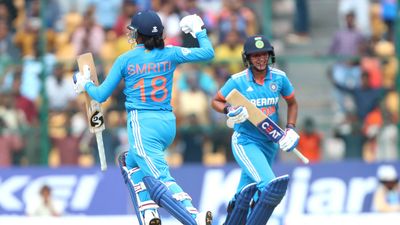 IND W vs SA W : स्मृति मांधना ने 136 रन की पारी से रचा इतिहास, हरमनप्रीत कौर ने भी जड़ा सैकड़ा, महिला टीम इंडिया के लिए पहली बार हुआ ऐसा स्मृति मांधना शतक जड़ने के दौरान हरमनप्रीत के साथ रन भागते हुए