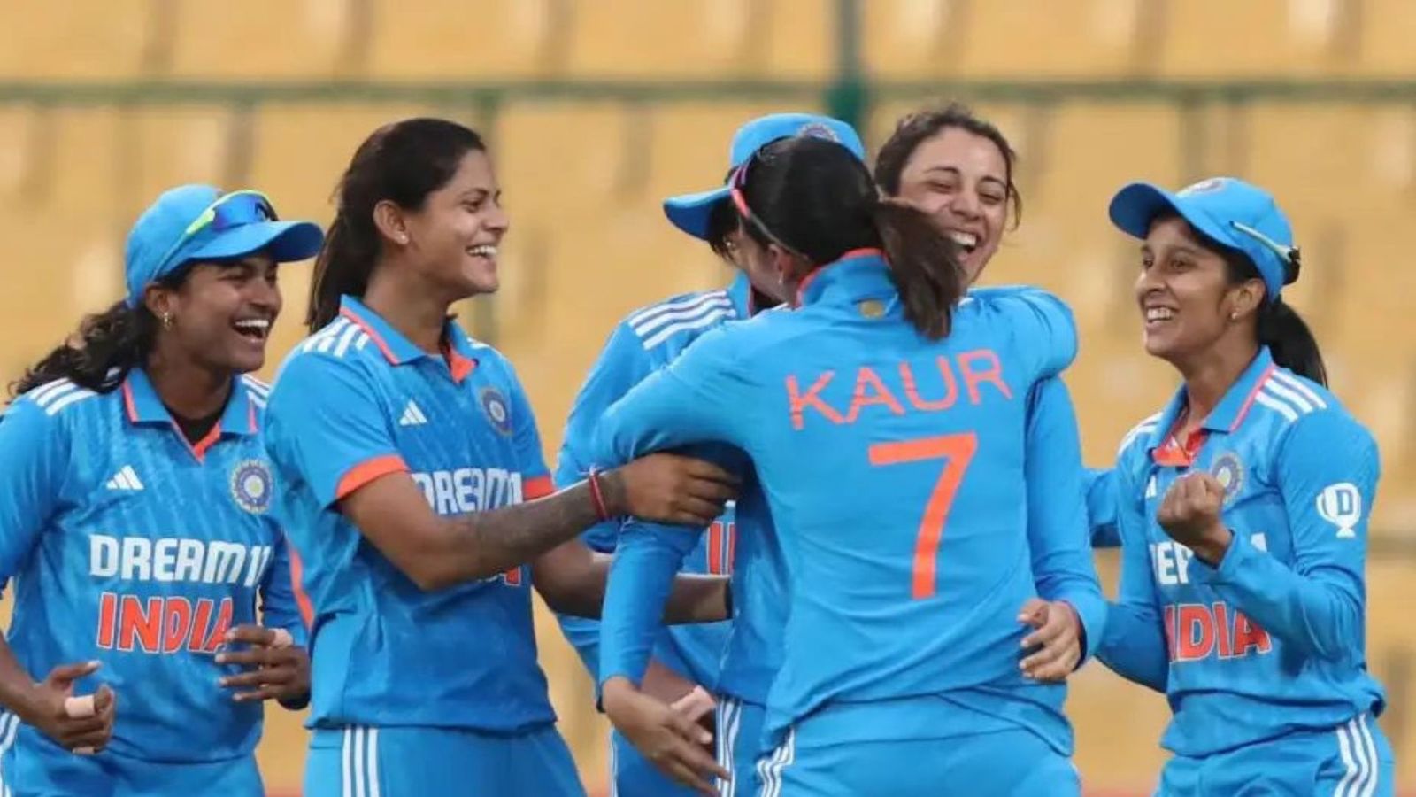 IND W vs SA W : 4 शतक और 646 रनों के रिकॉर्ड मैच में टीम इंडिया ने आखिरी गेंद पर जीती सीरीज, साउथ अफ्रीका को 4 रन से मात देकर रचा इतिहास IND W vs SA W : 4 शतक और 646 रनों के रिकॉर्ड मैच में टीम इंडिया ने आखिरी गेंद पर जीती सीरीज, साउथ अफ्रीका को 4 रन से मात देकर रचा इतिहास