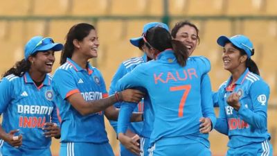 IND W vs SA W : 4 शतक और 646 रनों के रिकॉर्ड मैच में टीम इंडिया ने आखिरी गेंद पर जीती सीरीज, साउथ अफ्रीका को 4 रन से मात देकर रचा इतिहास साउथ अफ्रीका के खिलाफ गेंदबाजी में विकेट लेने के बाद खुश स्मृति मांधना