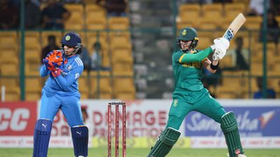 IND W vs SA W : 325 रन के टारगेट में शतक जड़ने के बाद जीत नहीं दिला सकी साउथ अफ्रीकी कप्तान का छलका दर्द, कहा - भारत ने डेथ ओवर्स में... IND W vs SA W मैच में भारत के खिलाफ शॉट खेलती साउथ अफ्रीकी कप्तान लौरा वोल्वार्ड्ट