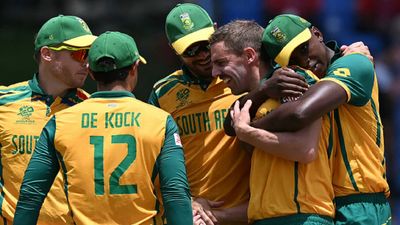 SA vs USA: साउथ अफ्रीका का T20 World Cup 2024 में सबसे बड़ा कमाल, 2009 के बाद पहली बार बना ये रिकॉर्ड कोरी एंडरसन के विकेट का जश्न मनाते एनरिक नॉर्किया (दाएं से दूसरे)