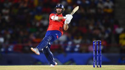 WI vs ENG: फिल सॉल्ट की तूफानी फिफ्टी के दम पर इंग्लैंड ने 17.3 ओवर में चेज किया 181 रन का टारगेट, वेस्टइंडीज पर 8 विकेट से दर्ज की शानदार जीत वेस्टइंडीज के खिलाफ अपनी तूफानी पारी में शॉट लगाते फिल सॉल्ट