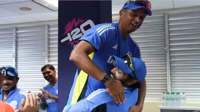 IND vs AFG: रवींद्र जडेजा को मिला टीम इंडिया का सबसे खास सम्मान तो कोच राहुल द्रविड़ को गोद में उठाकर झूमे, ड्रेसिंग रूम का शानदार Video वायरल मेडल के बाद कोच राहुल द्रविड़ को गोद में उठाते रवींद्र जडेजा