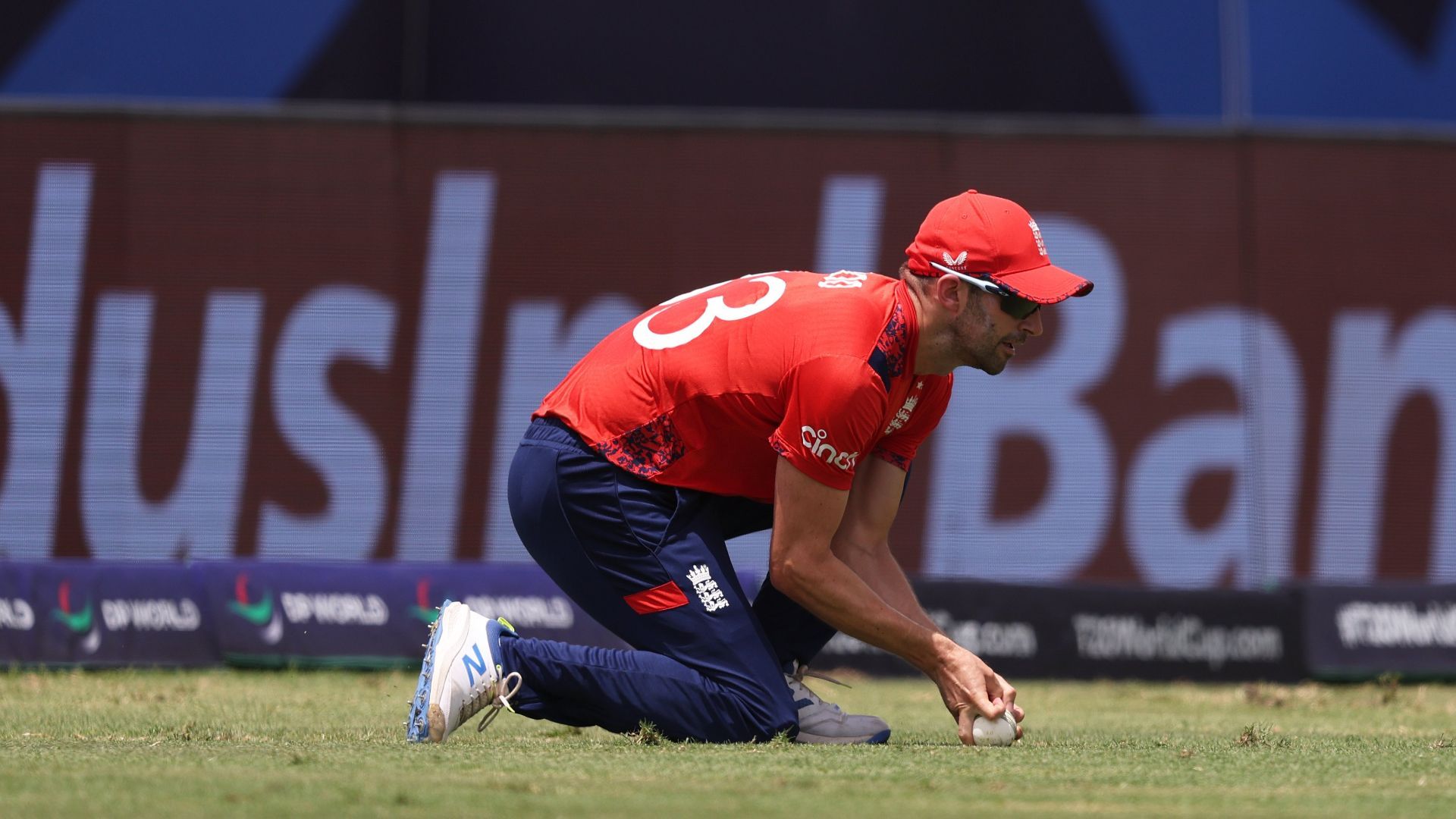 SA vs ENG: इंग्लिश खिलाड़ी ने लाइव मैच में की चीटिंग, अंपायर ने नॉट आउट कहा तो भिड़ गए कप्तान, देखिए Video