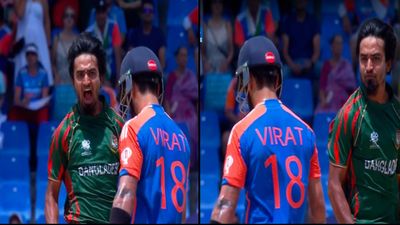 IND vs BAN : विराट कोहली को बोल्ड करते ही साकिब ने तरेरी आंखें, T20 वर्ल्ड कप इतिहास में भारतीय दिग्गज के साथ तीसरी बार हुआ ऐसा, देखें Video विराट कोहली को बोल्ड करने के बाद उन्हें तेवर दिखाते बांग्लादेश के तंजिम हसन साकिब