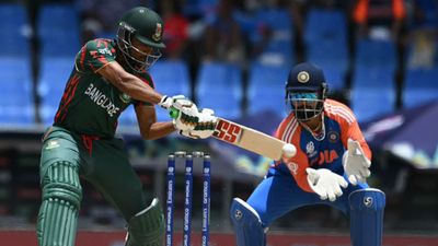 IND vs BAN : भारत से हार के बाद बांग्लादेशी कप्तान का छलका दर्द, इन खिलाड़ियों पर सरेआम फोड़ा ठीकरा, कहा- इनके इरादे... IND vs BAN मैच में भारत के सामने शॉट खेलते बांग्लादेश के कप्तान नजमुल हुसैन शांतो