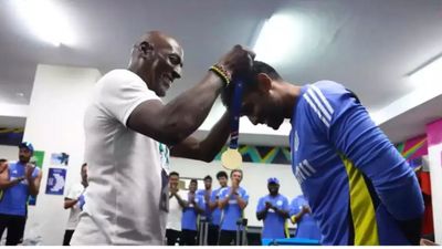 IND vs BAN: टीम इंडिया के ड्रेसिंग रूम में पहुंचे सर विव रिचर्ड्स, बोले - टी20 वर्ल्ड कप 2024 में भारत को सपोर्ट करूंगा  सूर्यकुमार यादव और सर विव रिचर्ड्स