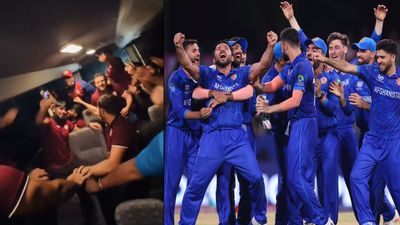 AUS vs AFG: ऑस्ट्रेलिया की लंका लगाने वाले गेंदबाज को कंधे पर उठाकर नाचे अफगानिस्तान के खिलाड़ी, देखें Video जीत का जश्न मनाती अफगानिस्तान की टीम
