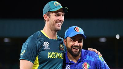 AUS vs AFG : अफगानिस्तान से हारी ऑस्ट्रेलियाई टीम तो इंग्लैंड के दिग्गज माइकल वॉन ने लिए मजे, कहा - कोई बड़ी बात नहीं कि फाइनल में... AUS vs AFG मैच के दौरान ऑस्ट्रेलिया के कप्तान मिचेल मार्श और अफगानिस्तान के कप्तान राशिद खान