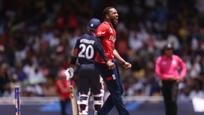 USA vs ENG : क्रिस जॉर्डन ने 5 गेंद में 4 विकेट लेकर 'हैट्रिक' से किया करिश्मा, इंग्लैंड के लिए पहली बार किसी गेंदबाज ने किया ऐसा, देखें Video अमेरिका के सौरभ नेत्रवलकर का विकेट लेने के बाद हैट्रिक पूरी करके जश्न मनाते क्रिस जॉर्डन