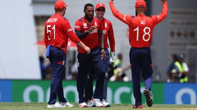 USA vs ENG : क्रिस जॉर्डन की हैट्रिक और जोस बटलर के तूफ़ान से उड़ा अमेरिका, इंग्लैंड ने टी20 वर्ल्ड कप के सेमीफाइनल में बनाई जगह USA vs ENG मैच में हैट्रिक लेने के बाद जश्न मनाते क्रिस जॉर्डन