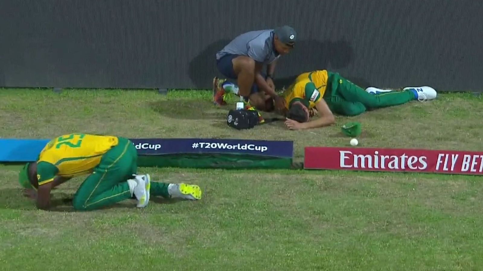 WI vs SA: रबाडा-यानसन के बीच कैच के चक्कर में जोरदार टक्कर, खिलाड़ियों की हालत देख मैदान पर मची अफरातफरी, जानें दोनों का हेल्थ अपडेट WI vs SA: रबाडा-यानसन के बीच कैच के चक्कर में जोरदार टक्कर, खिलाड़ियों की हालत देख मैदान पर मची अफरातफरी, जानें दोनों का हेल्थ अपडेट