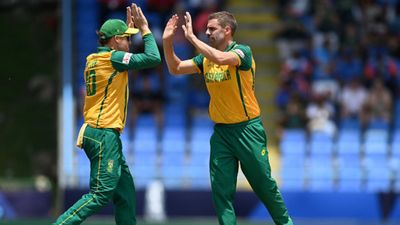 WI vs SA : साउथ अफ्रीका के सेमीफाइनल में जाने के बावजूद खुश नहीं एबी डिविलियर्स, कहा - टीम ने बेस्ट खेला ही नहीं और... टी20 वर्ल्ड कप के एक मैच में विकेट लेने के बाद एनरिक नॉर्किया