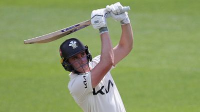 6,6,6,6,6... एक ओवर में 38 रन, भारत को परेशान करने वाले पाकिस्तानी बॉलर की जमकर धुनाई, देखिए Video डैन लॉरेंस इंग्लैंड के बल्लेबाज हैं.