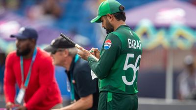 PCB में होने जा रहा है बड़ा बदलाव, खिलाड़ियों के परिवार पर भी गिरेगी गाज, इन मामलो के चलते गुस्से में चेयरमैन मैच से पहले बैट पर साइन करते बाबर आजम