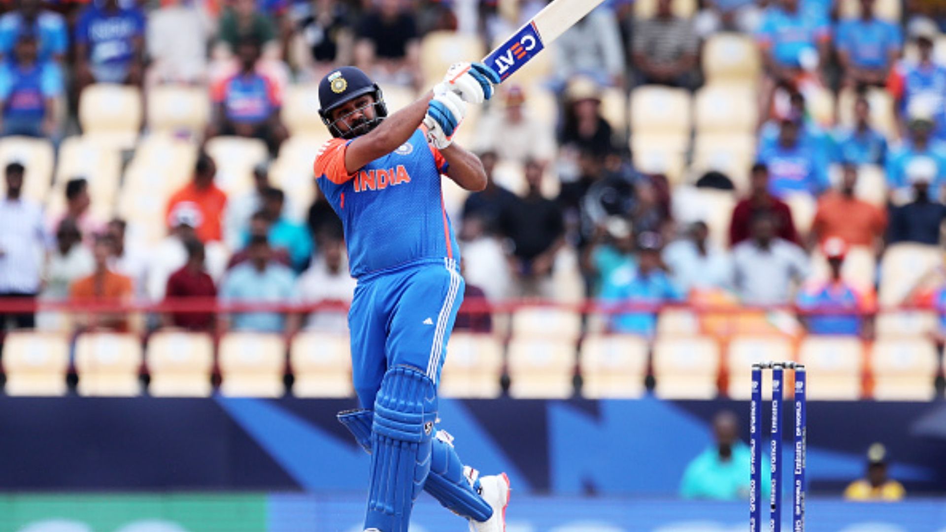IND vs AUS: रोहित शर्मा ने ऑस्ट्रेलियाई के खिलाफ हाहाकारी छक्के लगा 19 गेंद पर ठोकी फिफ्टी, बना डाला टी20 वर्ल्ड कप इतिहास का बड़ा रिकॉर्ड