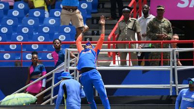 IND vs AUS: अक्षर पटेल के एक हाथ से लिए गए कैच ने छीन ली ऑस्ट्रेलिया के मुंह से जीत, रोहित शर्मा के प्लान के आगे सब हुआ फेल बाउंड्री लाइन पर अक्षर पटेल का एक हाथ से कैच