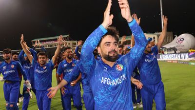 राशिद खान का बड़ा खुलासा, कहा- वर्ल्ड कप से पहले सिर्फ एक इंसान ने हमें सेमीफाइनल की चार टीमों में रखा था, मैंने उससे कहा था कि... जीत के बाद टीम के साथ जश्न मनाते राशिद खान