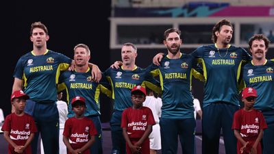 बड़ी खबर : T20 वर्ल्ड कप 2024 से बाहर होते ही ऑस्ट्रेलियाई दिग्गज ने चुपचाप छोड़ा क्रिकेट, दिल टूटने के साथ खत्म हुआ 15 साल का बेमिसाल करियर राष्ट्रगान के दौरान ऑस्ट्रेलियाई खिलाड़ी