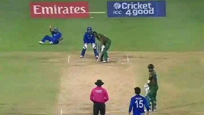 बांग्लादेश के खिलाफ कोच के कहने पर गुलबदीन नईब ने जो किया क्या वो ICC रूलबुक में अपराध है? जानिए पूरी बात गुलबदीन नईब ने हैमस्ट्रिंग इंजरी की शिकायत की थी.