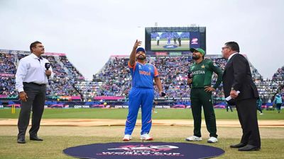 भारत-पाकिस्तान मैच फिक्स करने पर बरसा इंग्लैंड का पूर्व खिलाड़ी, ICC को कोसते हुए जमकर सुनाई खरी-खोटी T20 World Cup 2024 में भारत और पाकिस्तान मैच के दौरान रोहित शर्मा व बाबर आजम