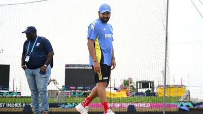 T20 World Cup 2024 के दूसरे सेमीफाइनल में क्यों नहीं है रिजर्व डे? IND vs ENG मैच से पहले आईसीसी ने बताई वजह सेमीफाइनल से पहले पिच का मुआयना करते रोहित शर्मा