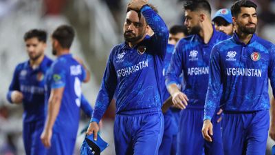 AFG vs SA: अफगानिस्तान 56 पर ढेर हुआ तो दिग्गजों ने ICC को घेरा, IPL टीमों के कोचेज ने पिच को माना खतरनाक, जानिए किसने क्या कहा अफगानिस्तान टी20 वर्ल्ड कप के सेमीफाइनल से बाहर हुआ.