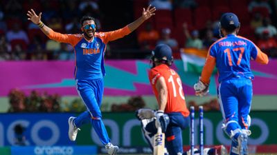 IND vs ENG : भारत ने इंग्लैंड का 'जोस' किया ठंडा, टीम इंडिया 10 साल बाद तीसरी बार फाइनल में पहुंची, अब साउथ अफ्रीका से खिताबी जंग IND vs ENG मैच में विकेट लेने के बाद जश्न मनाते अक्षर पटेल