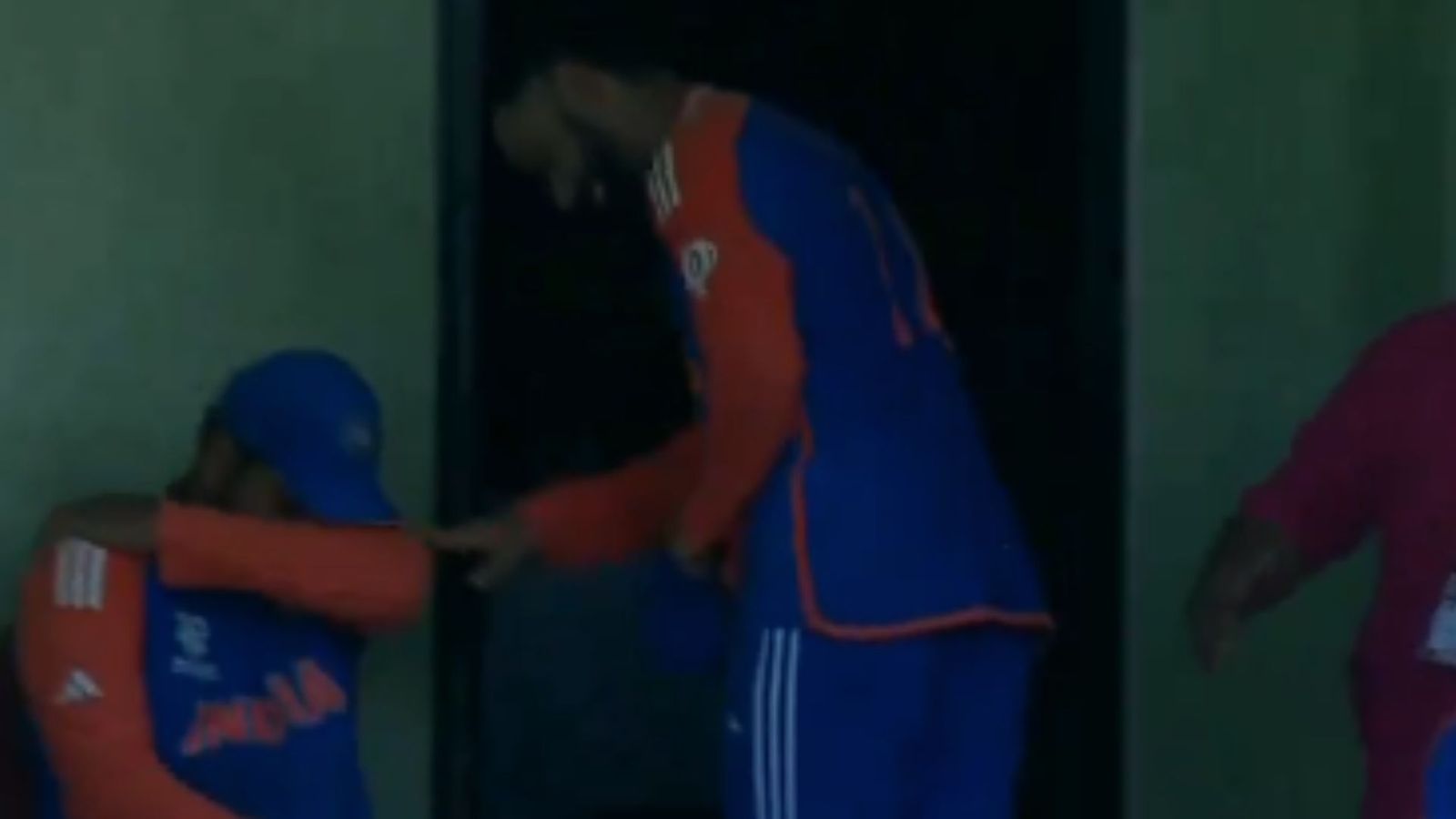 IND vs ENG : टीम इंडिया को फाइनल में पहुंचाने के बाद इमोशनल हुए रोहित शर्मा, नम आंखों के बीच विराट कोहली ने किया ये काम, Video ने जीता दिल IND vs ENG : टीम इंडिया को फाइनल में पहुंचाने के बाद इमोशनल हुए रोहित शर्मा, नम आंखों के बीच विराट कोहली ने किया ये काम, Video ने जीता दिल
