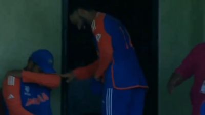 IND vs ENG : टीम इंडिया को फाइनल में पहुंचाने के बाद इमोशनल हुए रोहित शर्मा, नम आंखों के बीच विराट कोहली ने किया ये काम, Video ने जीता दिल IND vs ENG मैच के बाद टीम इंडिया के कप्तान रोहित शर्मा और विराट कोहली