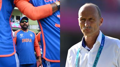 IND vs ENG: पिच, मैदान सबकुछ फाइनल में पहुंचाने के लिए भारत के पक्ष में था...इंग्लैंड की हार पर नासिर हुसैन का बड़ा बयान टीम इंडिया को समझाते रोहित शर्मा, कमेंट्री के दौरान नासिर हुसैन