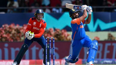 IND vs ENG: रोहित शर्मा ने चेतावनी देकर इंग्लिश बॉलर की कर दी पिटाई, बोले- ऊपर देगा तो देता हूं ना, देखिए Video रोहित शर्मा ने इंग्लैंड के खिलाफ दो सिक्स लगाए.