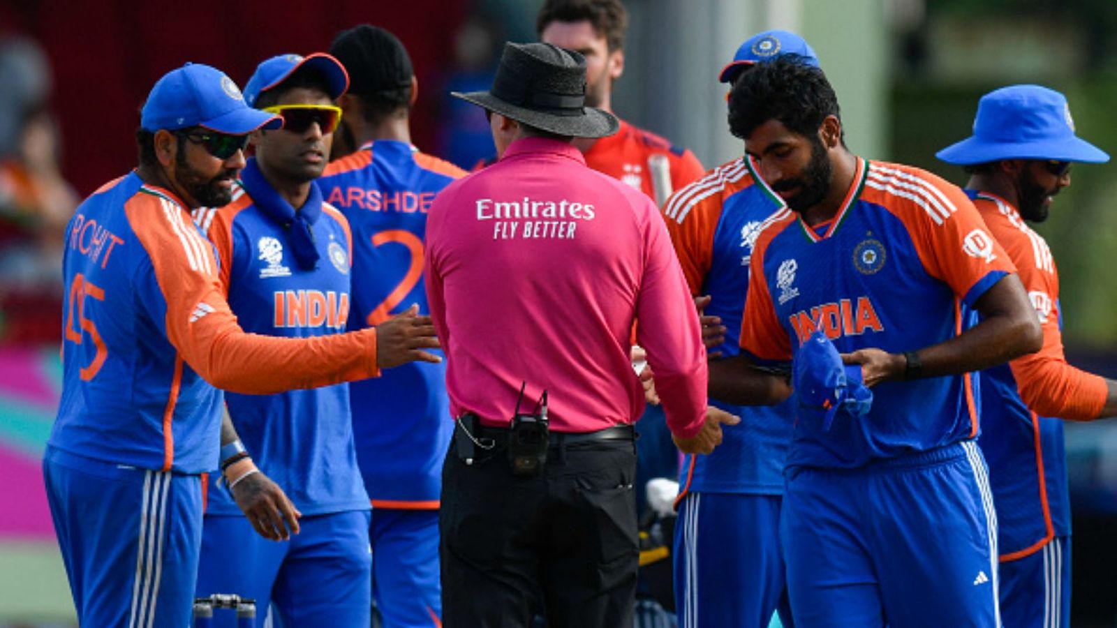 IND vs ENG: भारत की जीत के बाद हाथ मिलाने के लिए तरस गए जसप्रीत बुमराह, इस शख्स ने किया अनदेखा, VIDEO वायरल IND vs ENG: भारत की जीत के बाद हाथ मिलाने के लिए तरस गए जसप्रीत बुमराह, इस शख्स ने किया अनदेखा, VIDEO वायरल