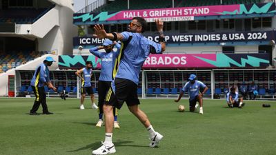 IND vs SA Final: साउथ अफ्रीका के खिलाफ फाइनल से पहले भारत ने रद्द किया प्रैक्टिस सेशन, बड़ी वजह आई सामने ट्रेनिंग सेशन के दौरान थ्रो फेंकते विराट कोहली