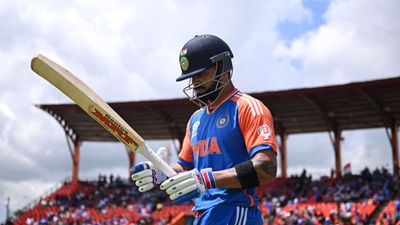 IND vs SA Final : विराट कोहली के फ्लॉप शो पर फाइनल से पहले सौरव गांगुली ने तोड़ी चुप्पी, कहा - वो भी इंसान है और...  एक मैच के दौरान बल्लेबाजी के लिए जाते विराट कोहली