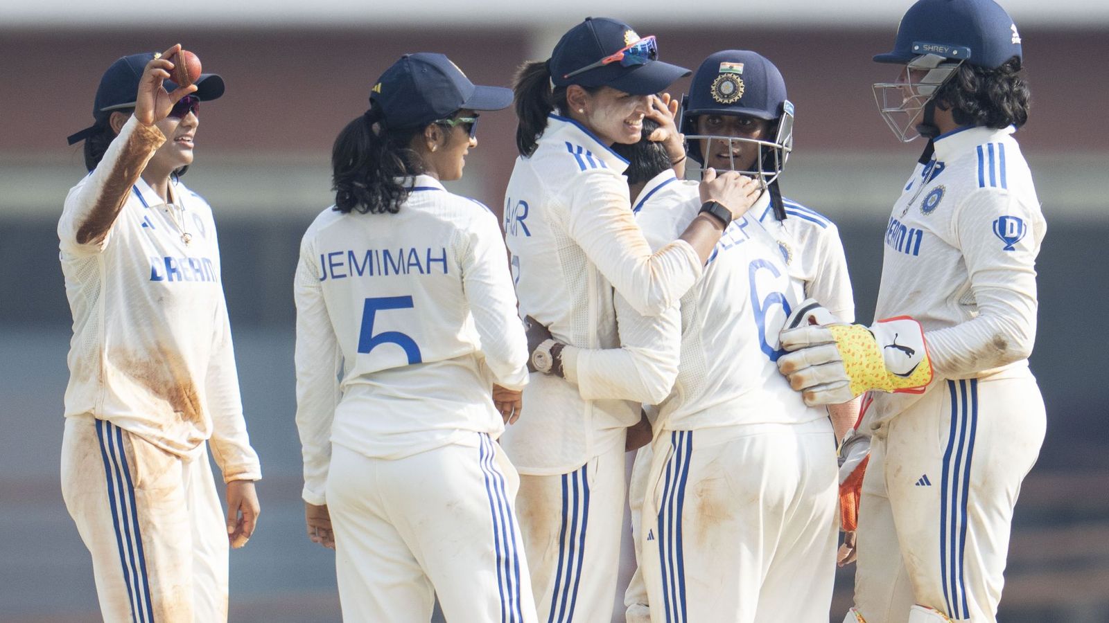 IND W vs SA W: टीम इंडिया ने साउथ अफ्रीका को बैकफुट पर धकेला, 603 रन ठोकने के बाद स्पिनर्स के जरिए मेहमान टीम पर कसा शिकंजा IND W vs SA W: टीम इंडिया ने साउथ अफ्रीका को बैकफुट पर धकेला, 603 रन ठोकने के बाद स्पिनर्स के जरिए मेहमान टीम पर कसा शिकंजा