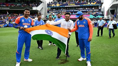 IND vs SA Final : हार्दिक पंड्या ने हजारों लोगों के सामने रोहित शर्मा को किया इशारा- मुंह बंद करो और ट्रॉफी उठाओ बारबाडोस में झंडा गाड़ते रोहित शर्मा और हार्दिक पंड्या