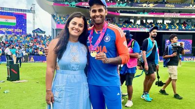 Exclusive: सूर्यकुमार यादव पत्नी को गले लगाकर जोर से रोए, 2023 का दर्द बताते हुए बोले- हम बस में... सूर्यकुमार यादव पत्नी देविशा शेट्टी के साथ.