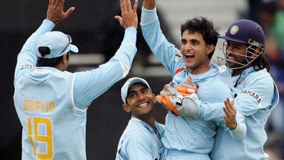 IPL: टीम इंडिया का दिग्गज क्रिकेटर बना RCB का बैटिंग कोच और मेंटॉर, 39वें जन्मदिन पर हुआ था रिटायर विकेट लेने के बाद गांगुली के साथ जश्न मनाते द्रविड़, धोनी और कार्तिक