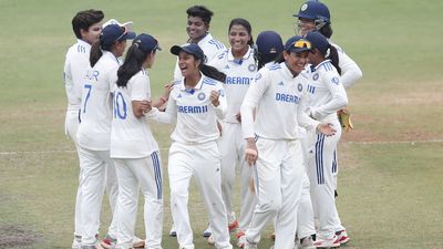 IND W vs SA W : टीम इंडिया ने लगाई जीत की हैट्रिक, साउथ अफ्रीका को 10 विकेट से धोया, 9 महीनों में जीता लगातार तीसरा टेस्ट भारतीय महिला क्रिकेट टीम ने लगातार तीसरा टेस्ट जीता.