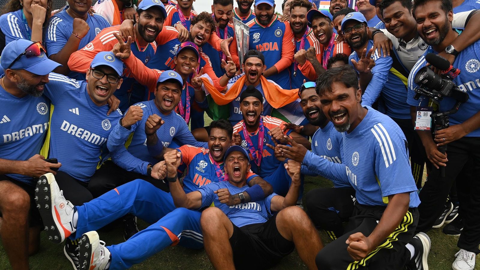 भयंकर तूफान में फंसी वर्ल्ड चैंपियन टीम इंडिया को घर लाने के लिए बना प्लान, हरिकेन बेरिल की तबाही के बीच बारबाडोस से ऐसे निकलेंगे खिलाड़ी भयंकर तूफान में फंसी वर्ल्ड चैंपियन टीम इंडिया को घर लाने के लिए बना प्लान, हरिकेन बेरिल की तबाही के बीच बारबाडोस से ऐसे निकलेंगे खिलाड़ी