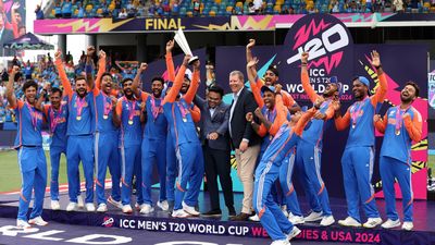 टीम इंडिया के भारत लौटने पर सबसे बड़ी अपडेट, 16 घंटे के सफर के बाद इस समय सीधे दिल्ली पहुंचेंगे वर्ल्ड चैंपियन, Video ट्रॉफी के साथ टीम इंडिया