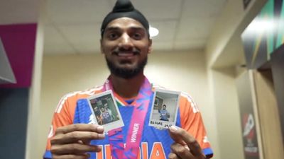 अर्शदीप ने T20 World Cup फाइनल मैच से ठीक पहले क्यों खिंचवाई थी अपनी फोटो? वर्ल्ड चैंपियन बनने के बाद ड्रेसिंग रूम में दिलचस्प खुलासा, Video अर्शदीप सिंह फाइनल के दिन अपनी दो खास फोटो के साथ